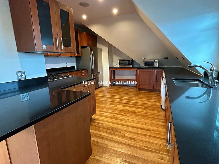 185 Davis Ave — Photo 6