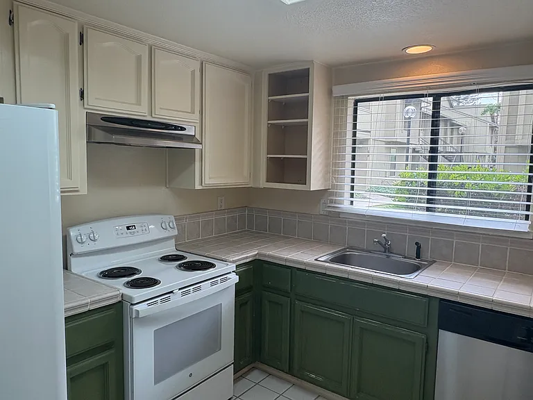 720 Sunrise Ave #41 — Photo 2