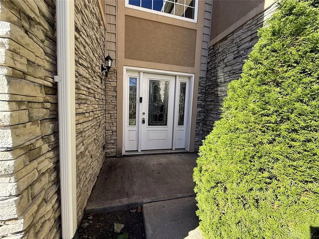 3 bed, 2.5 bath, 1972 sqft, $2,295 — Photo 2
