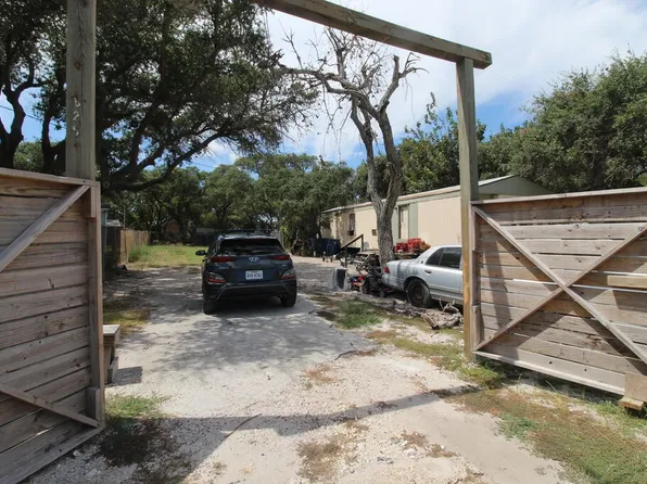 625 S Kossuth St, Rockport, TX 78382