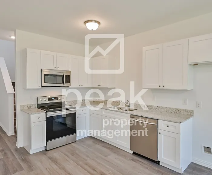 302 Byron St — Photo 6
