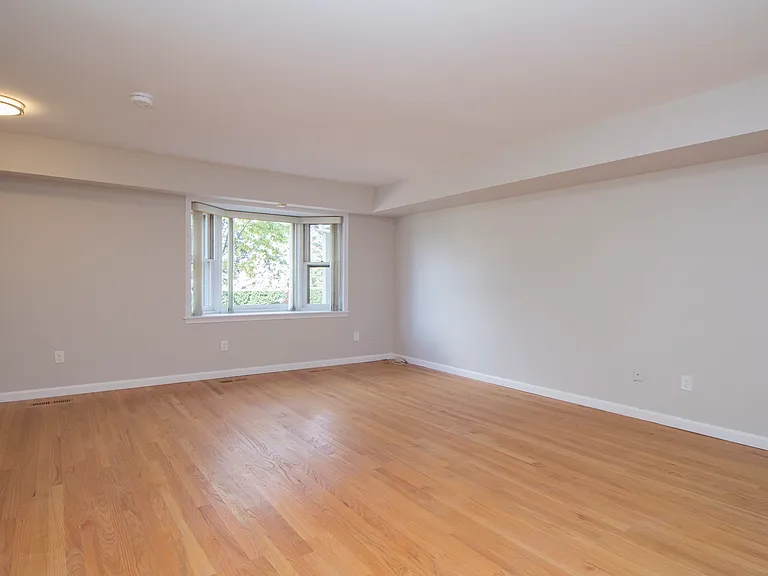 1058 Boston Post Rd — Photo 3
