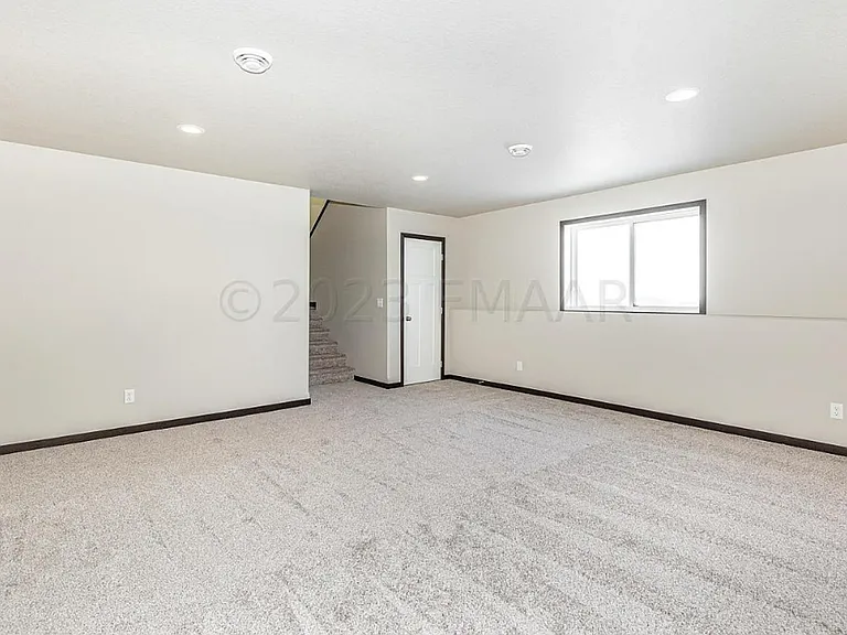 1506 Keystone Cir NE — Photo 3