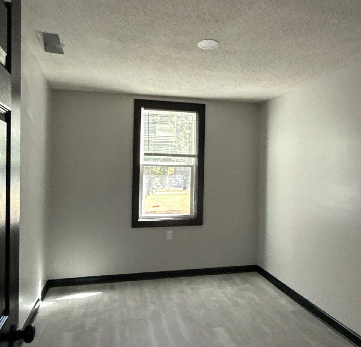 5 bed, 2.0 bath, 933 sqft, $1,700 — Photo 4