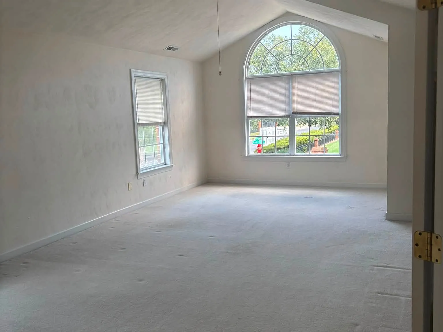 2 bed, 1920 sqft, $2,700 — Photo 2