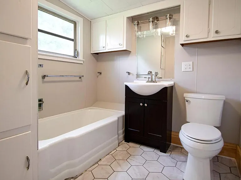 209 Moore Ave — Photo 4