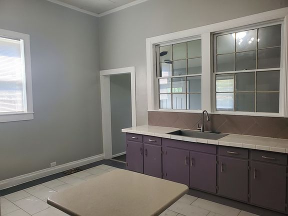 5th image of 803 Woodlawn St