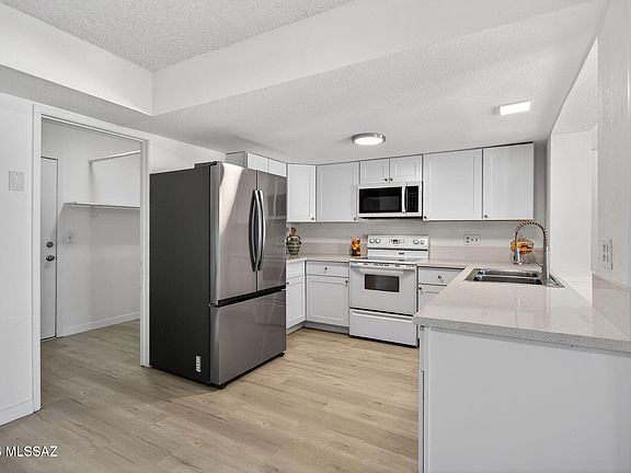 4th image of 618 N Eastview Ave