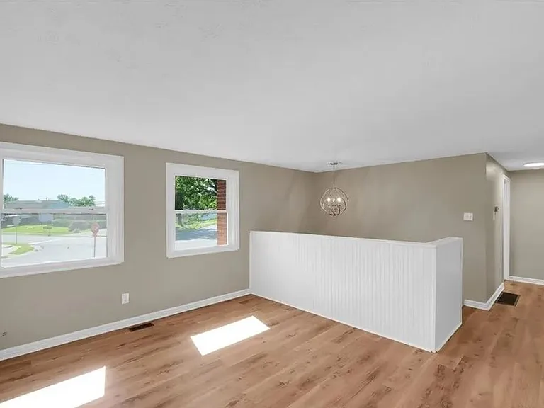 1310 Longfellow Dr — Photo 2