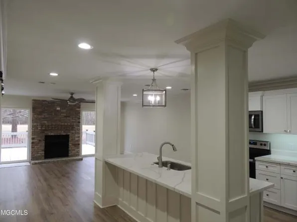 248 Highpoint Dr, Diamondhead, MS 39525