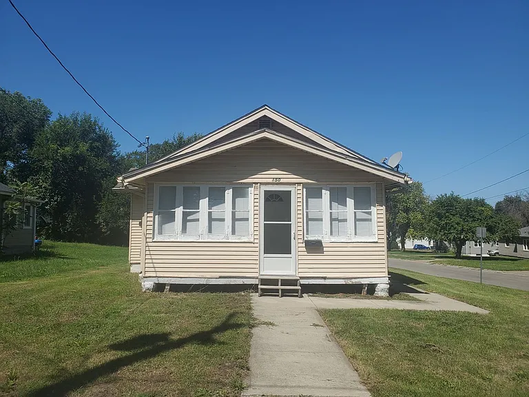 150 E Douglas Ave — Photo 30