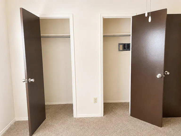 Woodside Village Apartments — Photo 37