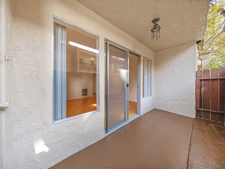 Los Patos Apartments — Photo 36