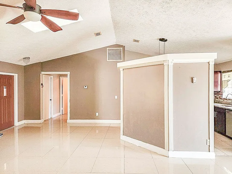 518 SE Ocean Spray Ter — Photo 9