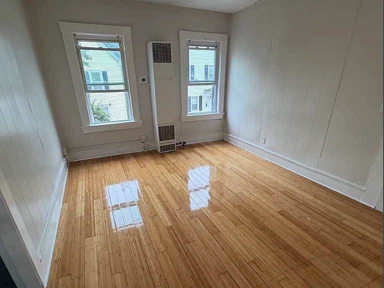 439-441 Rivet St 2E New Bedford Updated 2BR Near Shops, Parks & Major Routes — Photo 9