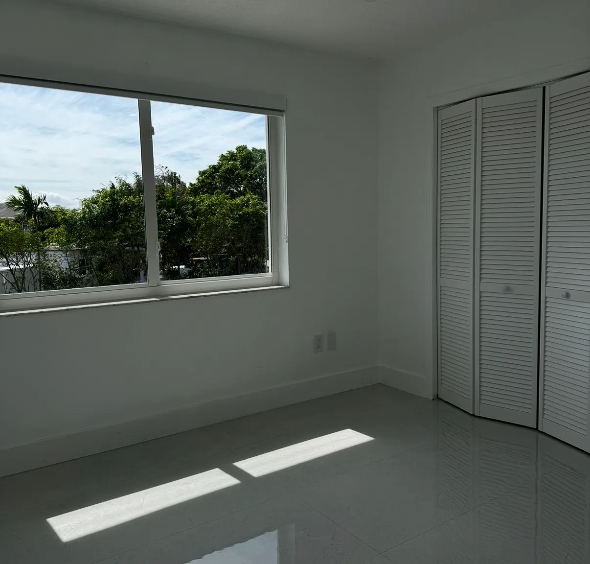 E 12th Pl, Hialeah — Photo 4
