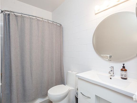 5th image of 1752 N Wolcott Ave #108