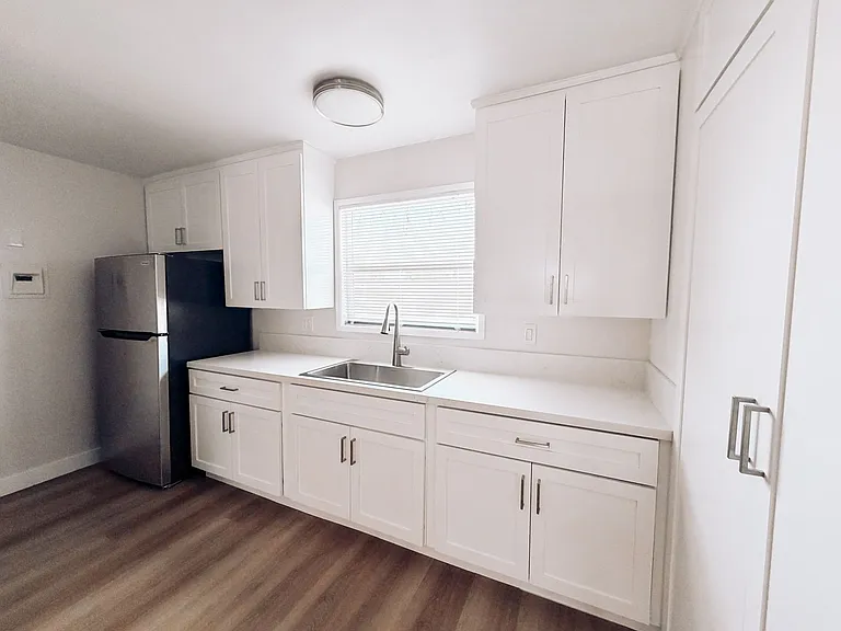 Commonwealth — Photo 1