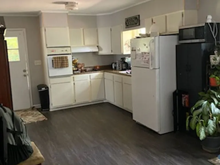 1203 Edgewood Dr — Photo 2