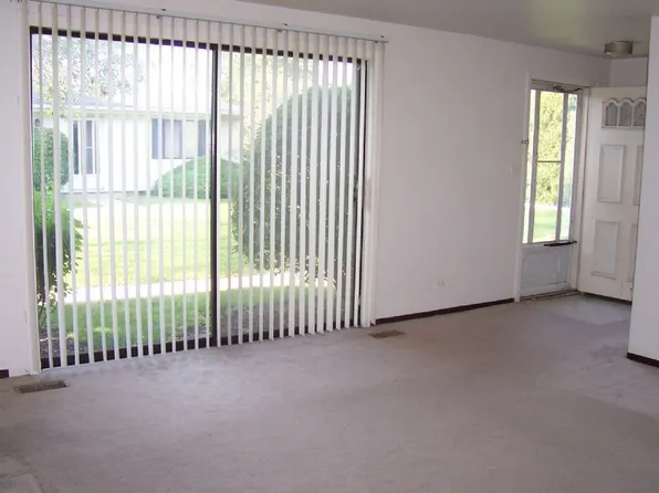 125 Millbrook Ln, Schaumburg, IL 60193