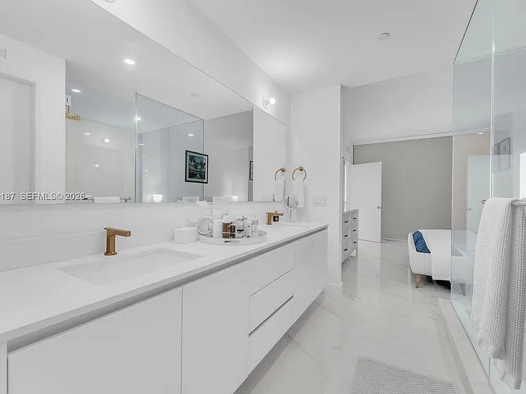 700 NE 24th St #1405 — Photo 4