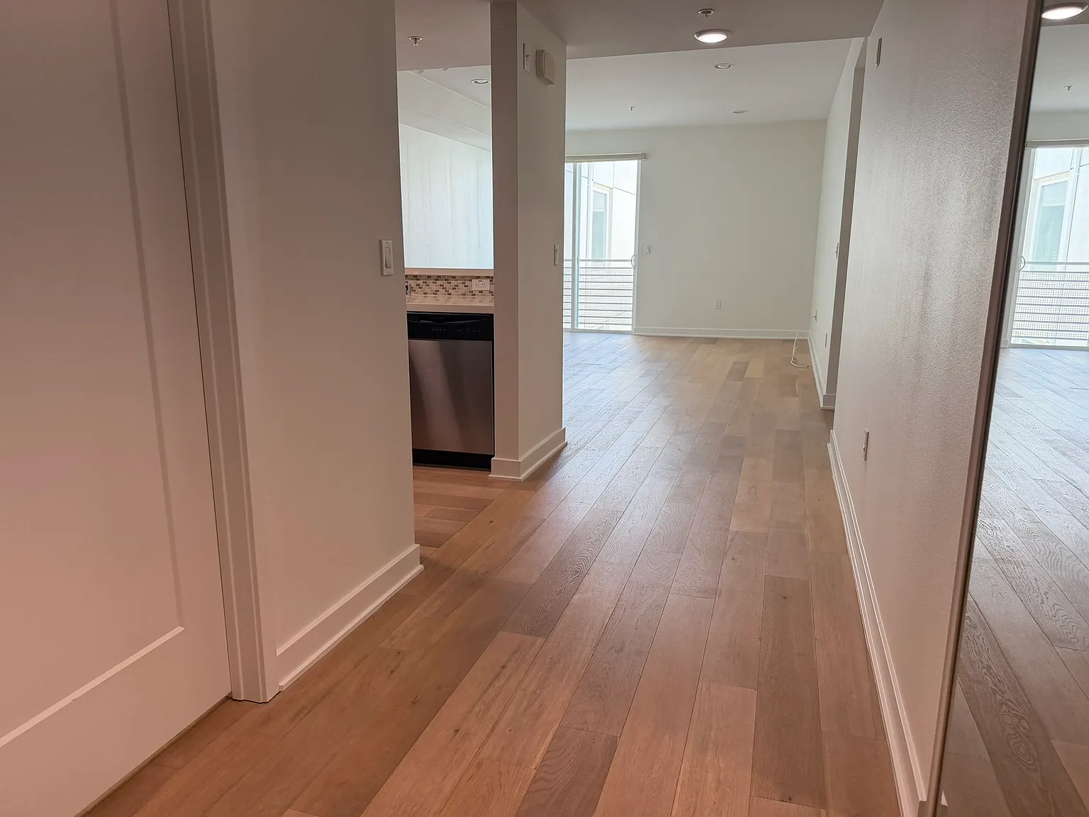 2 bed, 1092 sqft, $3,200 — Photo 2