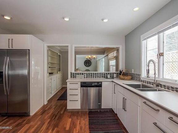 4th image of 715 College Ave