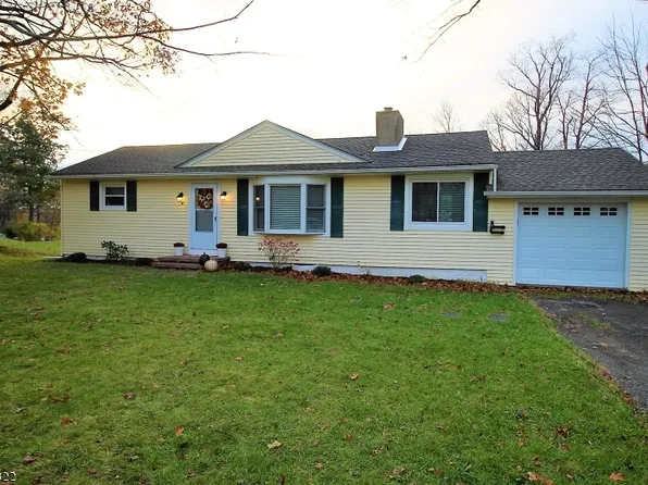 3 Robin Hood Ln, Highland Lakes, NJ 07422