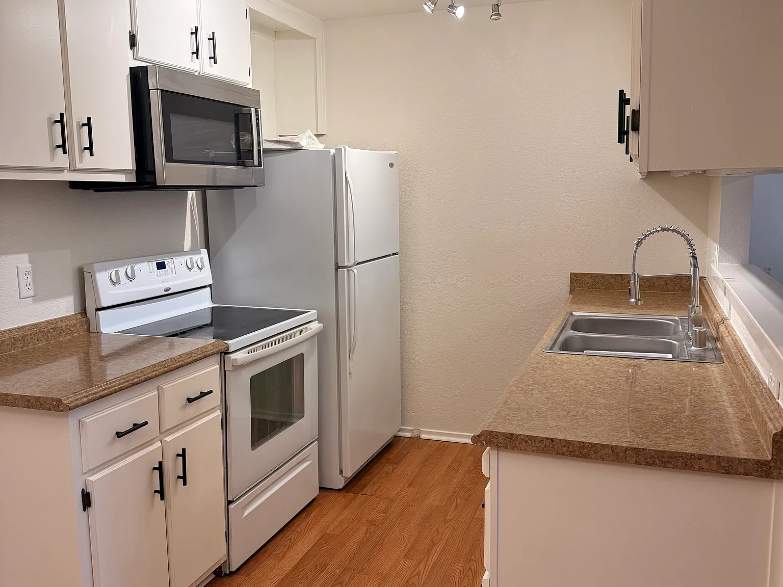 2 bed, 856 sqft, $2,100 — Photo 4