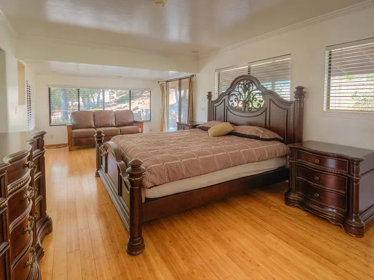 5446 Royal Oaks Dr — Photo 3
