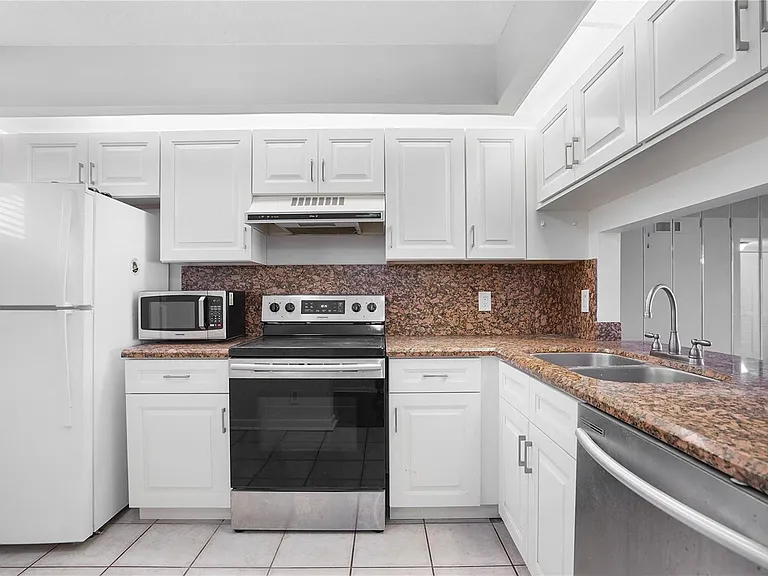 109 Lake Emerald Dr #110 — Photo 5