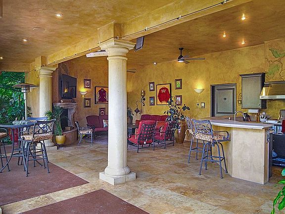 Lanai w/ outdoor kitchen 