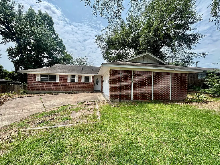 2013 Oaklawn Dr — Photo 1