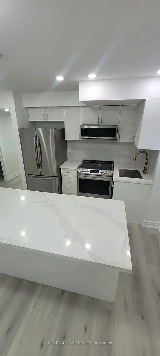Building Photo - 32 Auckland Dr E #BASEMENT