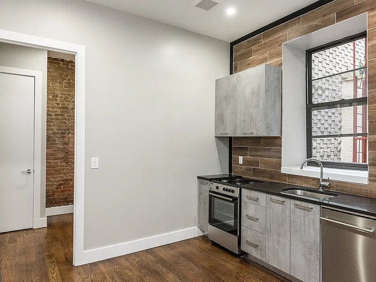206 Scholes St #27 — Photo 2