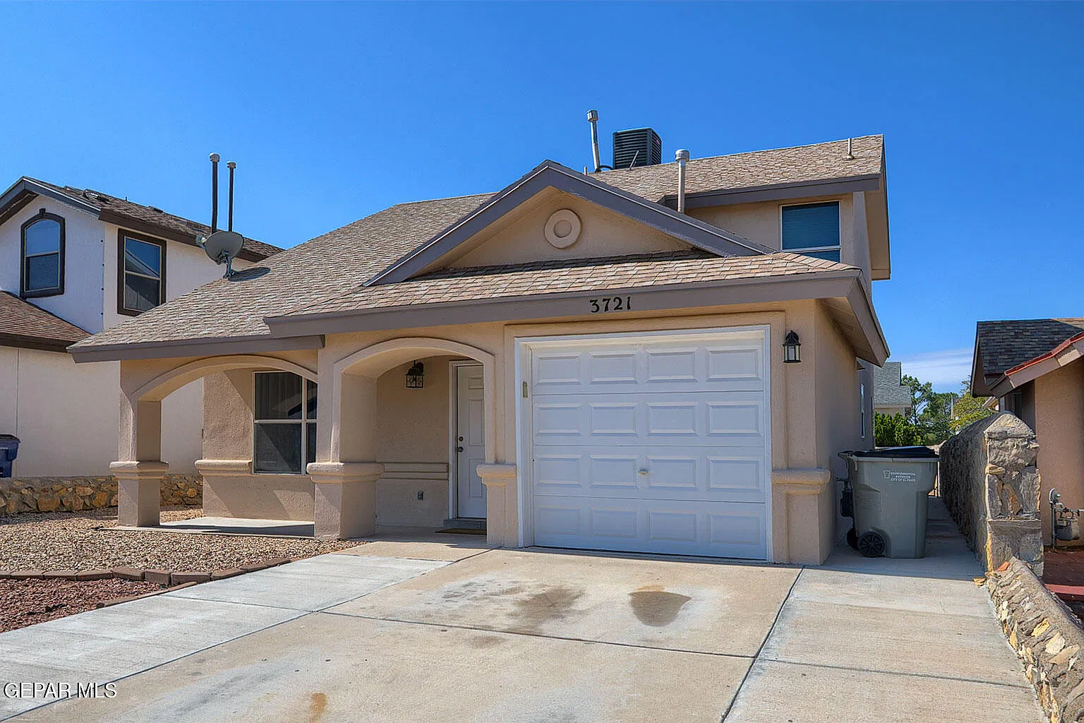 3 bed, 2.0 bath, 1306 sqft, $1,600 — Photo 2
