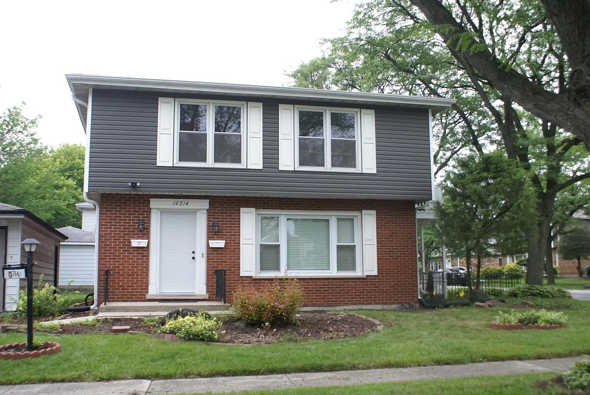 Photo 2 of 13 - 16714 Lakewood Dr #2 - Tinley Park, IL Building Photo - 16714 Lakewood Dr #2