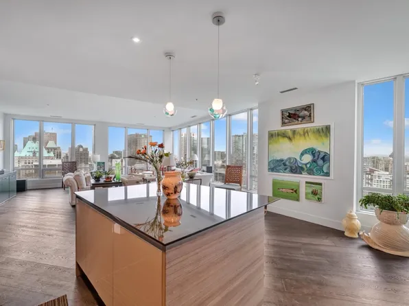 989 Nelson St #2106, Vancouver, BC V6Z 2S1