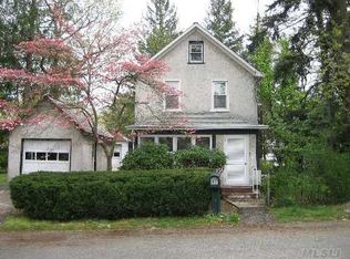10 Cedarwood Dr, Huntington Station, NY 11746