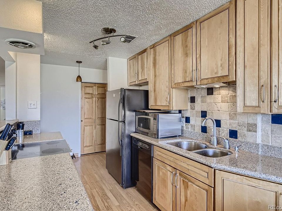CUSTOM CABINETS AND BACKSPLASH