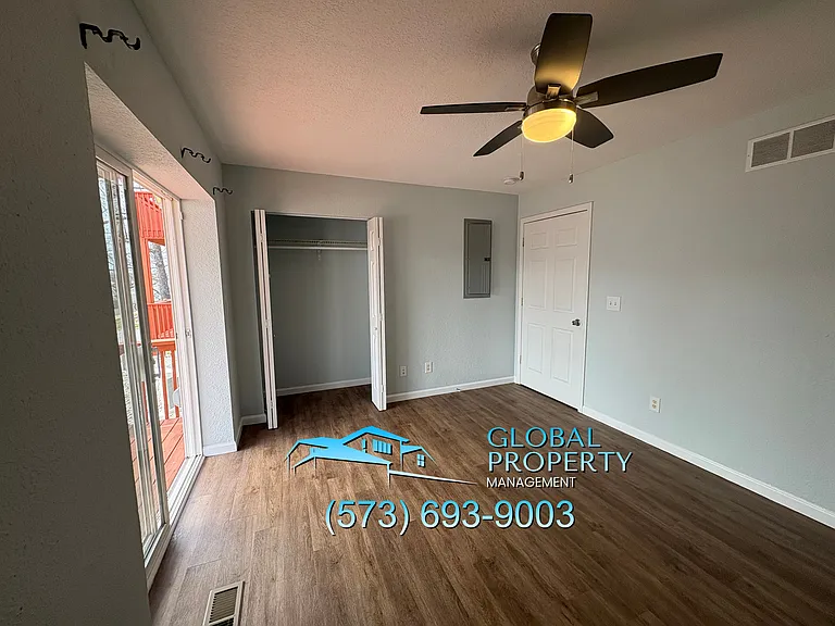 Lakefront Apartments — Photo 78