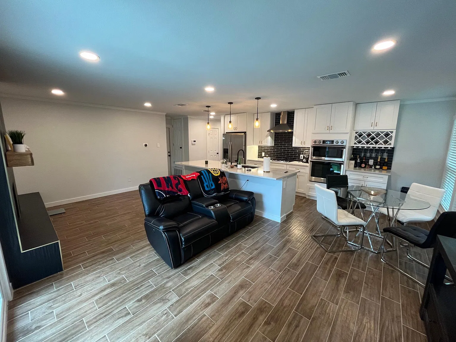 3 bed, 1207 sqft, $2,200 — Photo 3