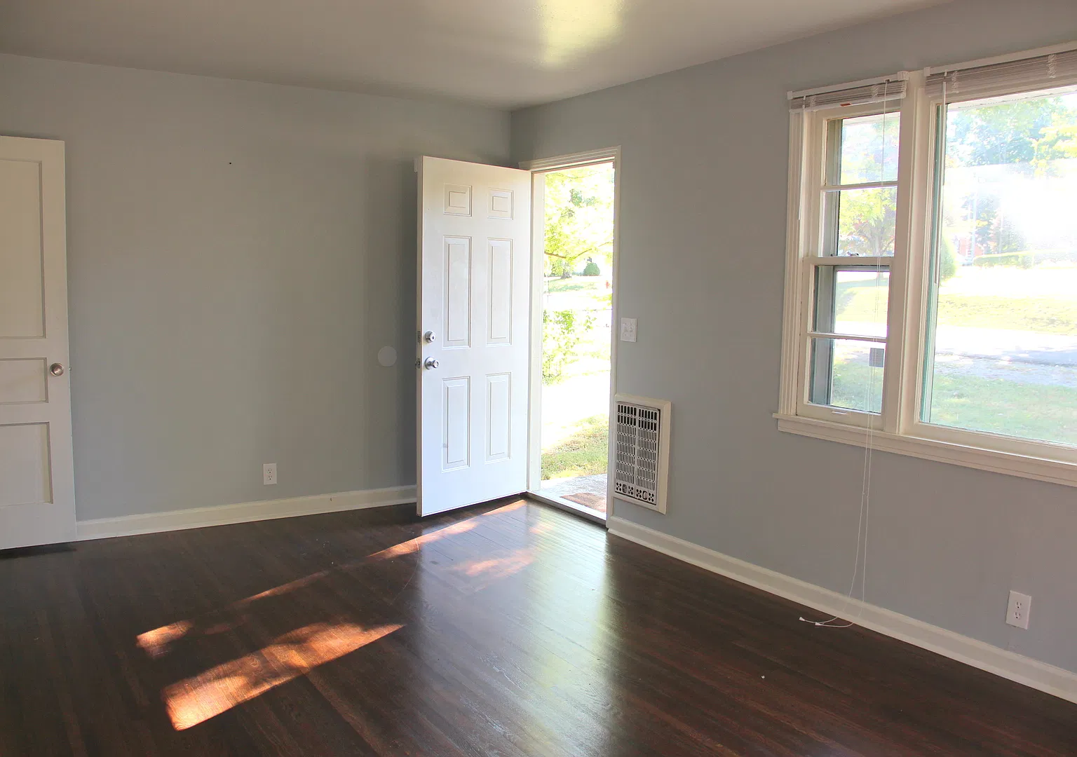 Donelson - Updated 2 bedroom 1 bath - tons of parking & storage! — Photo 3
