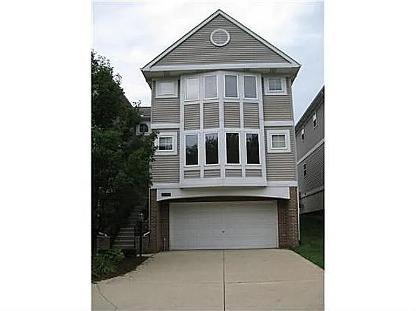 1738 S Maple Rd photo 1