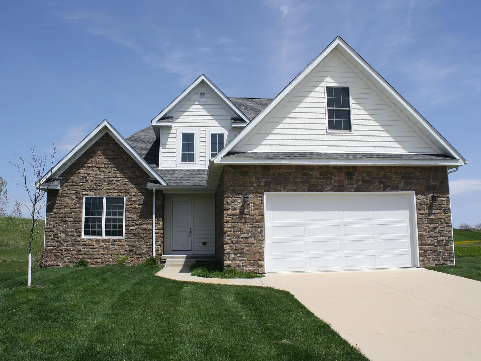 4 bed, 2.5 bath, 2456 sqft, $3,250 — Photo 1