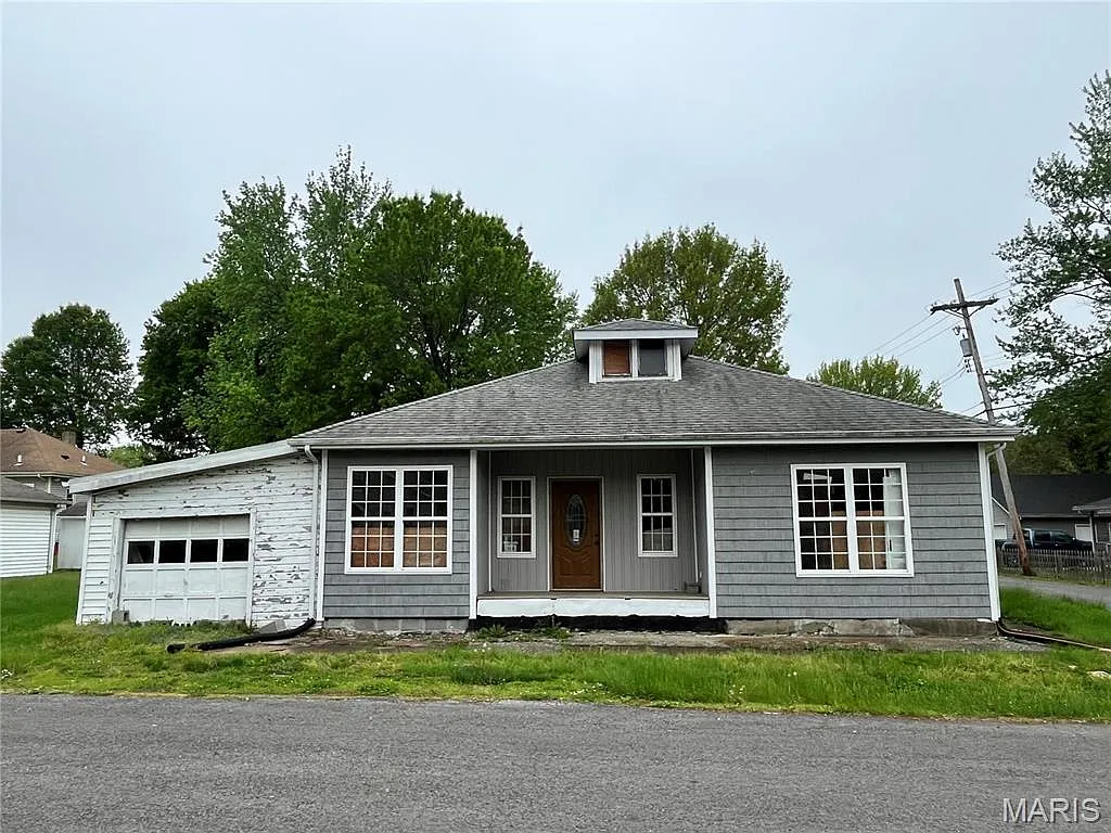 114 W Washington St photo 1