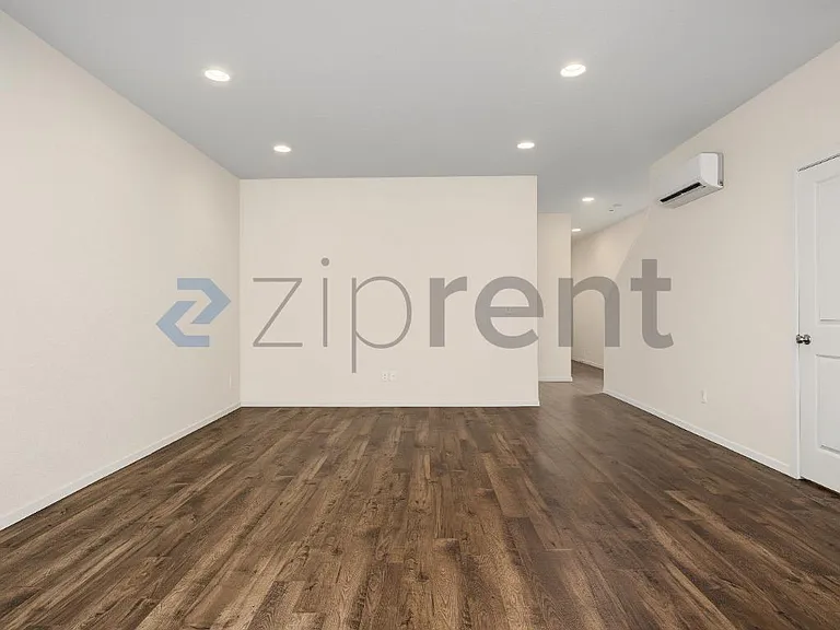 1900 NE 117th Ct — Photo 11