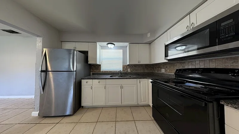3 bed, 1.0 bath, 1392 sqft, $1,895 — Photo 3