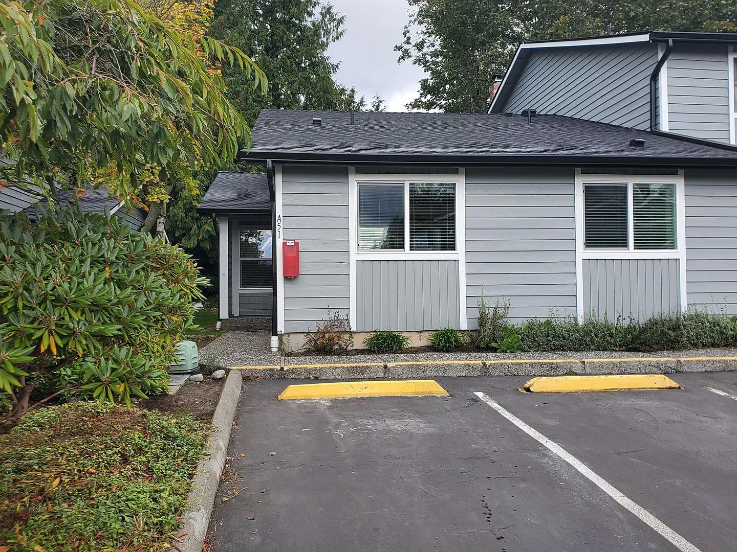 Spacious 2bd 1.75 Condo in Highly Desirable Area with Tons of Storage! — Photo 2