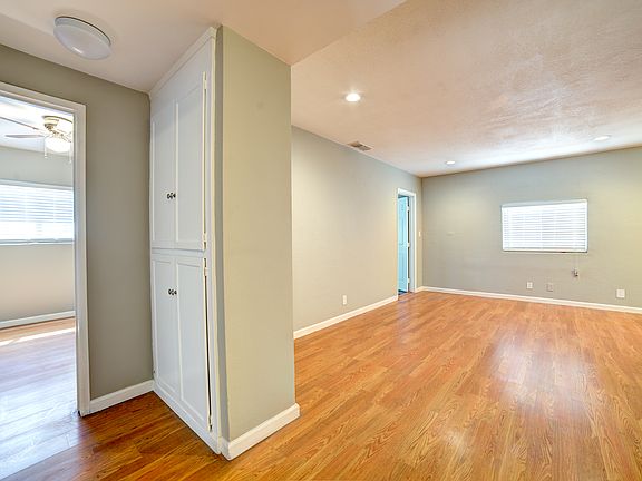 5th image of 7647 De Soto Ave